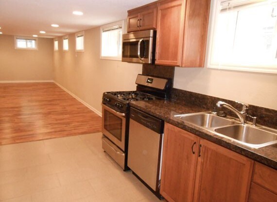 2 beds, 1 bath, $1,795, Unit 06