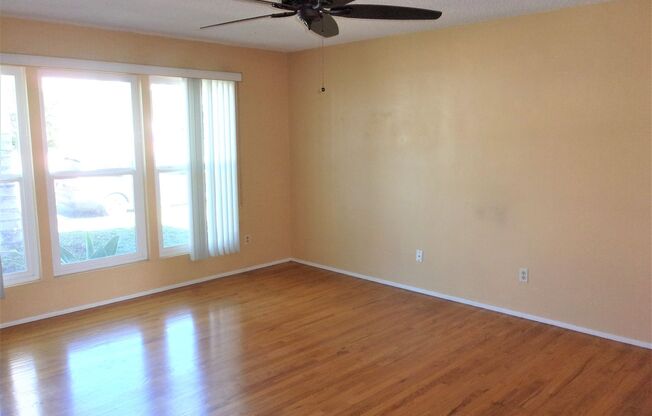 4bedrm 2 1/2 bath house with yard & garage in San Carlos $4000 a mo 1 year lease