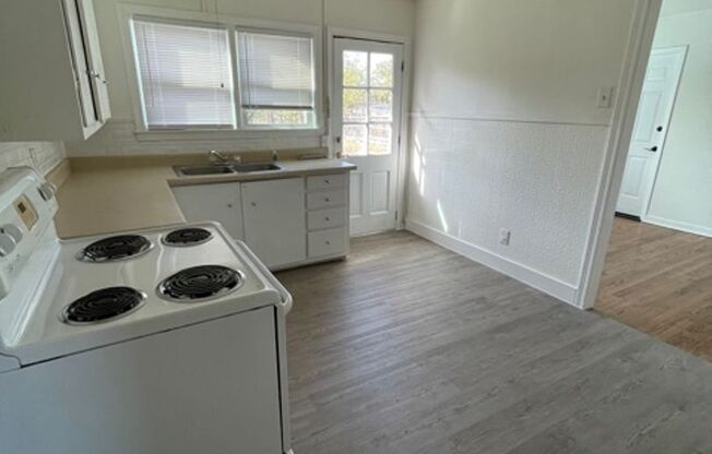 2 beds, 1 bath, $1,195