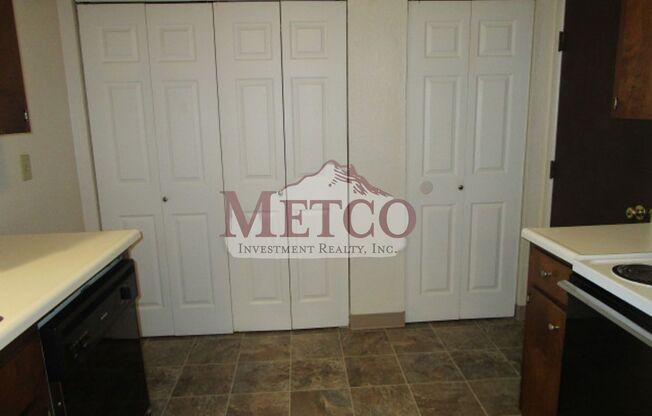 2 beds, 1 bath, 924 sqft, $1,495, Unit 740