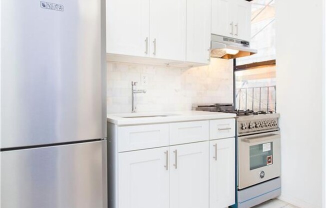 403 E 8 ST
