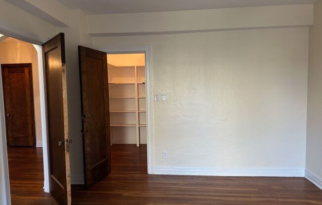 1 bed, 1 bath, 962 sqft, $1,560, Unit New King Edward  208