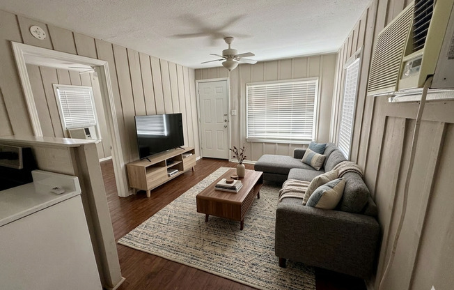 Charming 1-Bedroom Home with Private Master Suite – Efficient & Comfortable Living. Pet Friendly. Lawncare & Water Included. Walk-in Closet