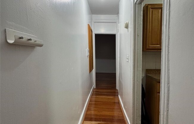 3 beds, 1 bath, $2,850, Unit 24