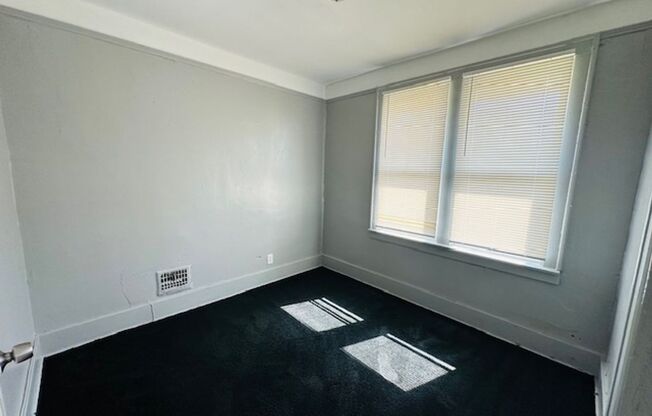 2 beds, 1 bath, 800 sqft, $800, Unit 9917 Woodside Apt 2B Upper