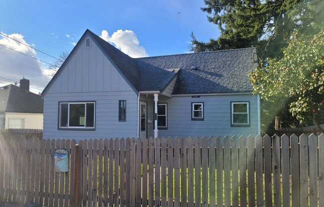 Charming 2 Bedroom Home in Bremerton!
