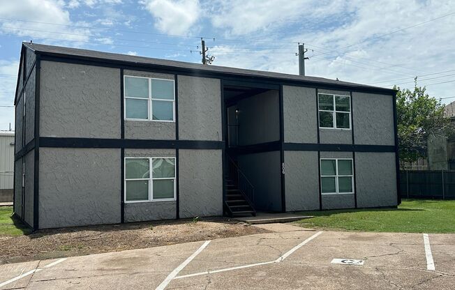 Bryan, Northgate area.. 2 bedroom 1 bath-- close to Texas A&M University.