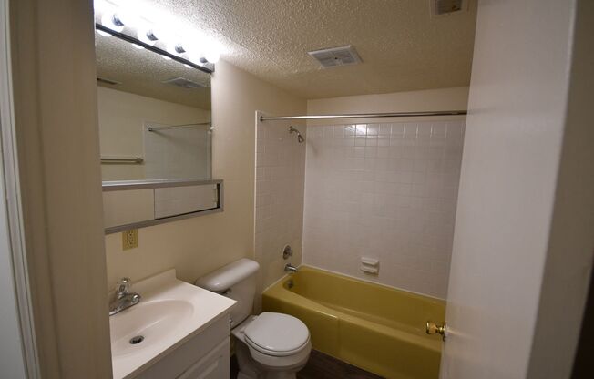 2 beds, 1.5 baths, 964 sqft, $1,120, Unit B-10