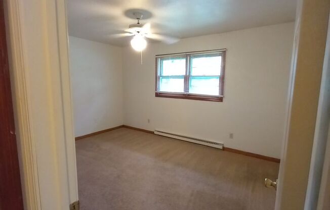 2 beds, 1 bath, 903 sqft, $1,140, Unit P-2