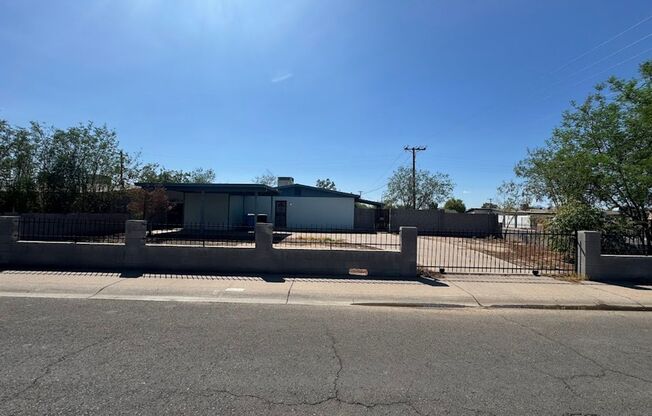 $1,400 Steal! Cozy 2-Bedroom Home in the Heart of Phoenix - Don’t Miss Out!