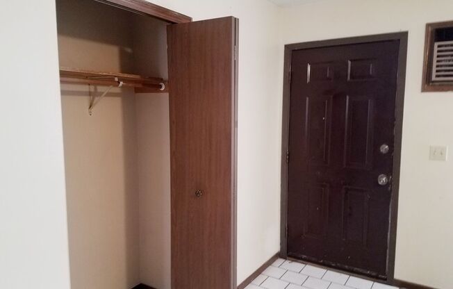 2 beds, 1 bath, $925, Unit 2