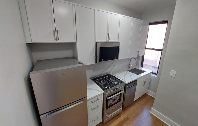253 W 16 ST