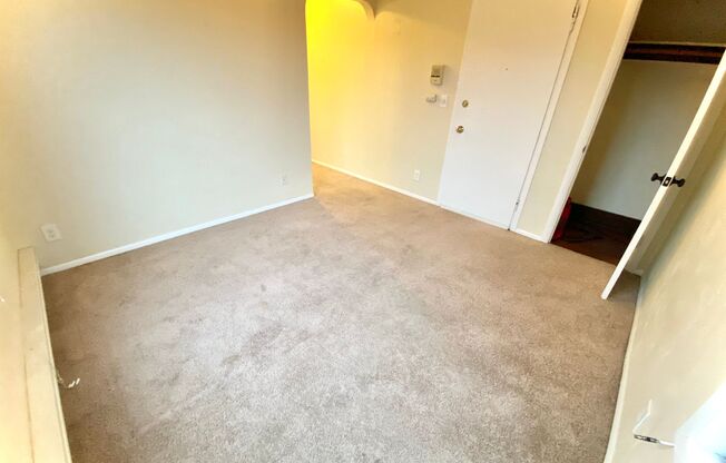 Studio, 1 bath, 400 sqft, $1,295, Unit 09