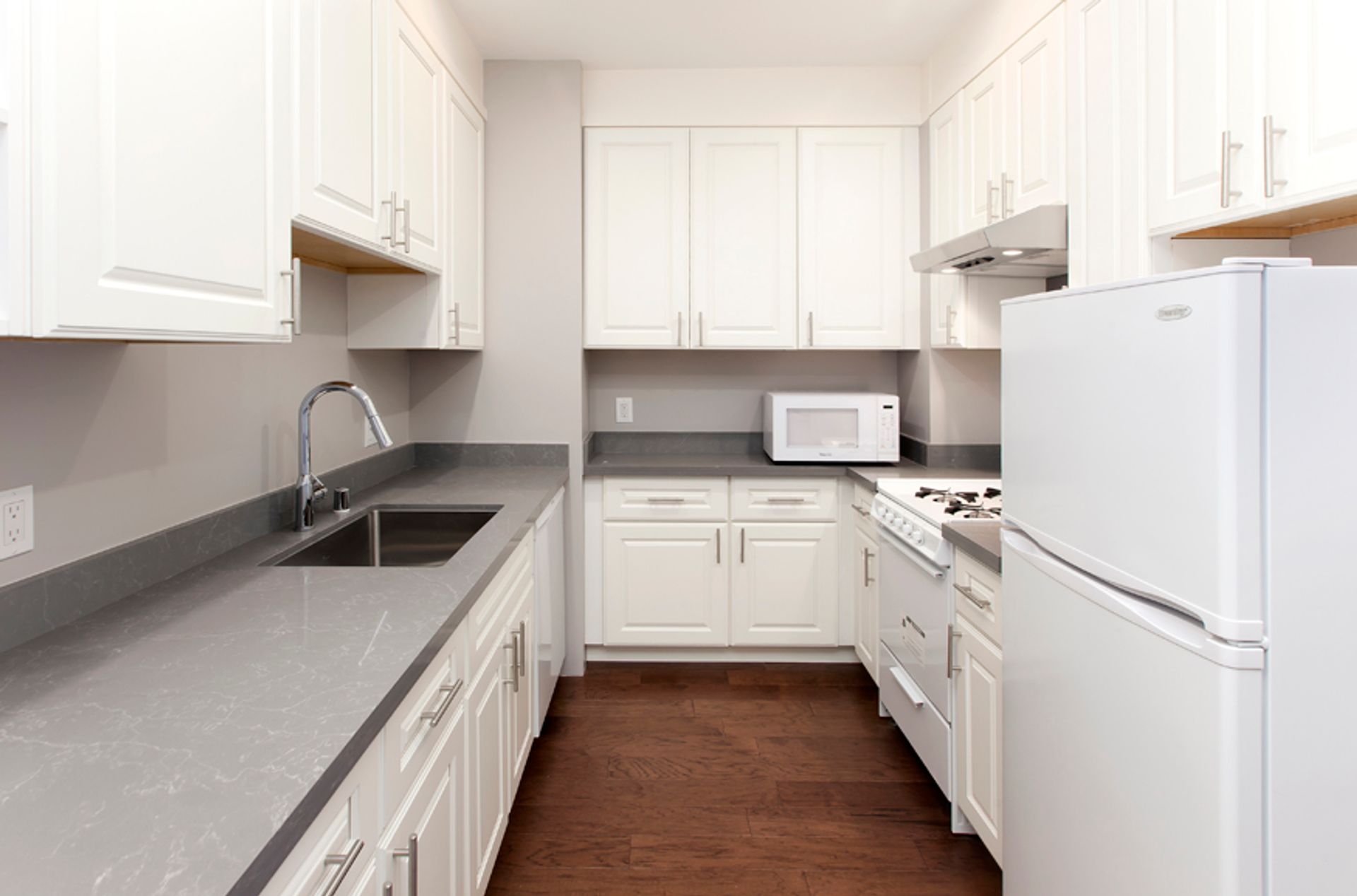 Lower Haight: Recently Renovated Studio w/ Office, Dishwasher & Shared Yard