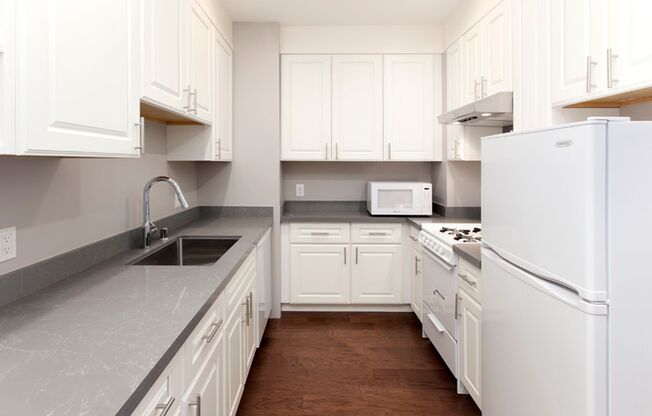Lower Haight: Recently Renovated Studio w/ Office, Dishwasher & Shared Yard