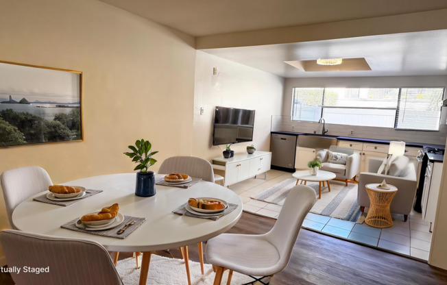 <<< spacious mast bedroom, pool, new kitchen, attached garage >>>