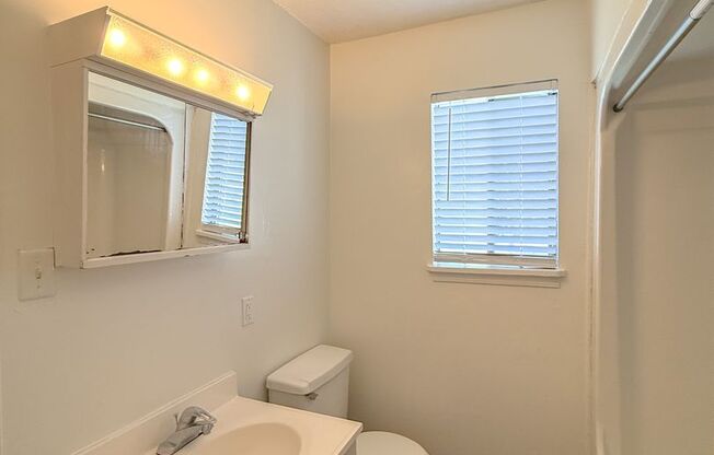 1 bed, 1 bath, 650 sqft, $950, Unit F8