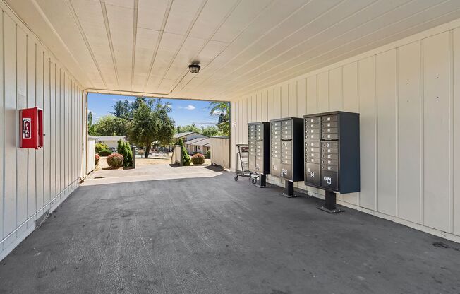 2 beds, 1 bath, 742 sqft, $1,595, Unit 29