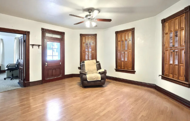 700 LINDEN AVE