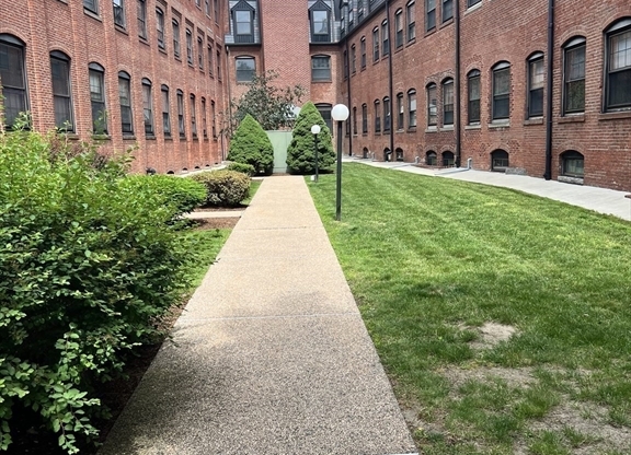 10 Weston Avenue