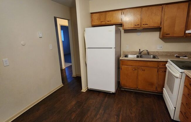 2 beds, 1 bath, 750 sqft, $840, Unit 2411-3