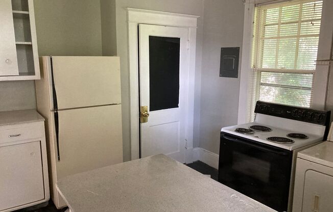 1Bedroom/ 1 Bath Apartment on Fourth St.