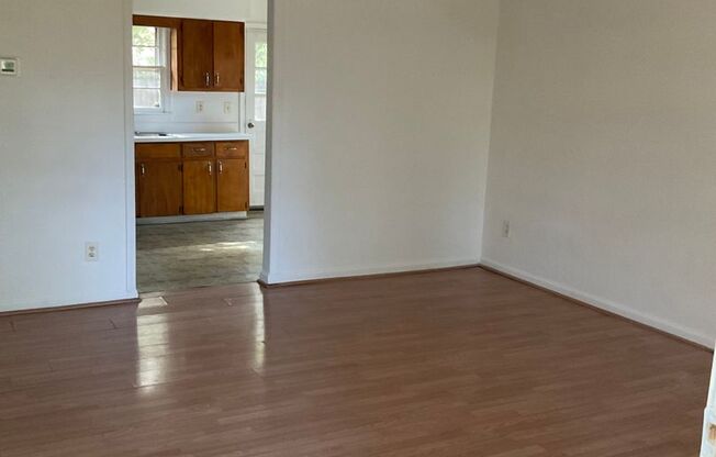 2 beds, 1 bath, $995, Unit 2