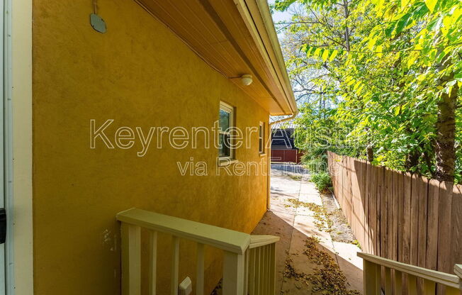 1209 E 3 ST