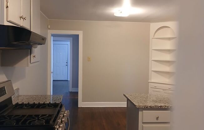 6 Bedrooms, 2 Bathrooms Near 35 & W. Clarendon