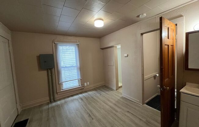 Studio, 1 bath, $525, Unit East 722 Rear