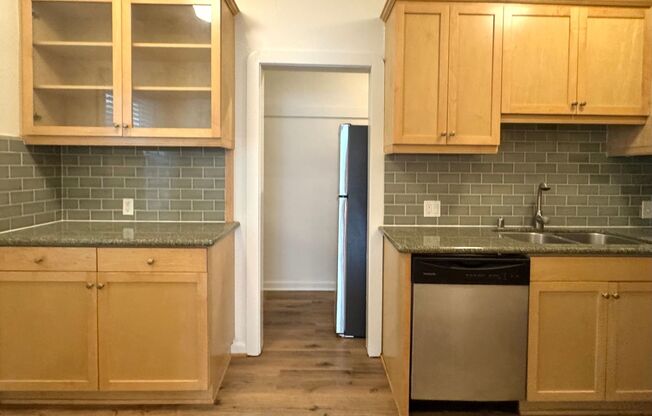 2 beds, 1 bath, $3,300, Unit 450