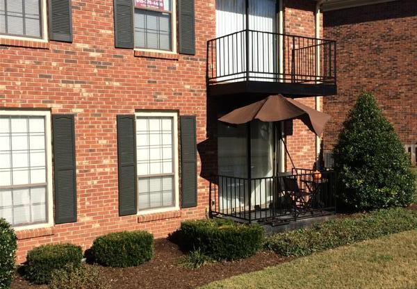 Condo Living Close to everything in Brentwood