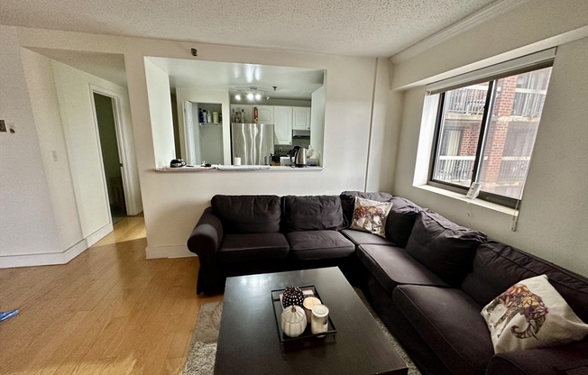 3 beds, 1.5 baths, 900 sqft, $4,650, Unit 608