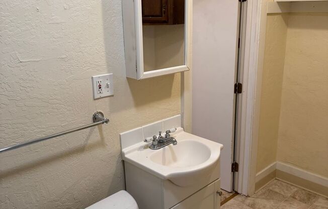 1 Bonus Room House close to Downtown
