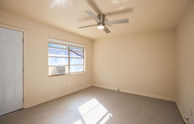 1 bed, 1 bath, 700 sqft, $950, Unit 1171 Woodland Ave #2