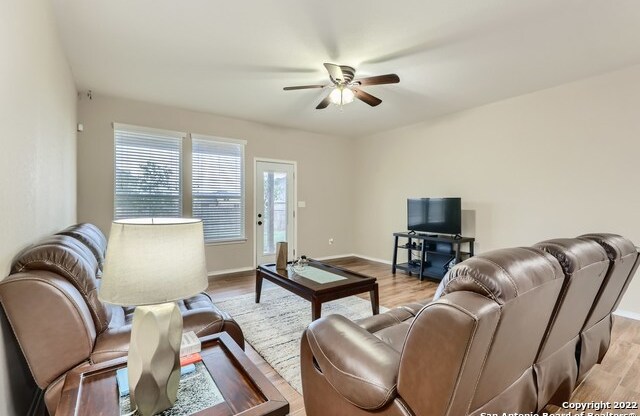 322 WALNUT CRES