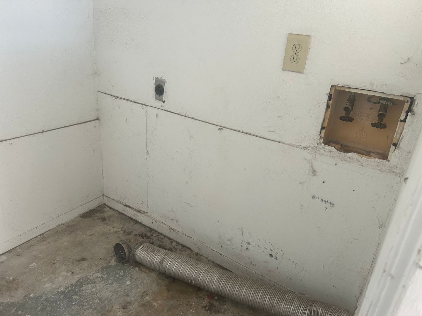 5007 Meandering Unit A - 2/Bed 1.5/Bath - $1350/month