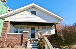 2 bed bungalow just south of Downtown Bloomington! $1480; Available July 2025