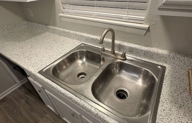 2 beds, 1 bath, 873 sqft, $1,120, Unit 01-0101