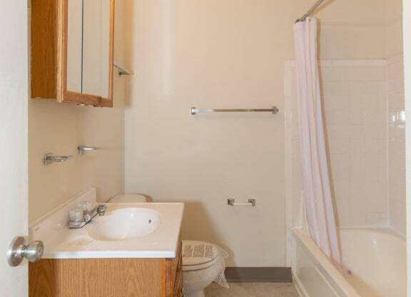 Colonial Club Bathroom