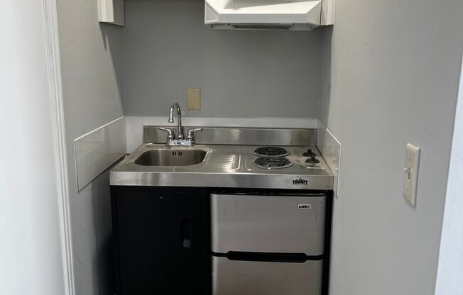 Studio, 1 bath, 400 sqft, $675, Unit 1