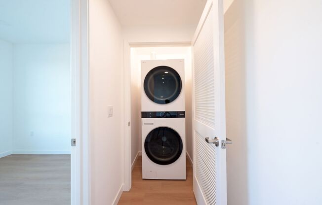 2 beds, 1 bath, $2,700, Unit 301