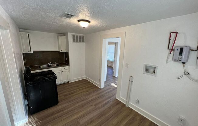 2 beds, 1 bath, 700 sqft, $865, Unit 1860 Forsythe St.