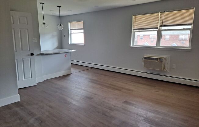 2 beds, 1 bath, $1,900, Unit 202