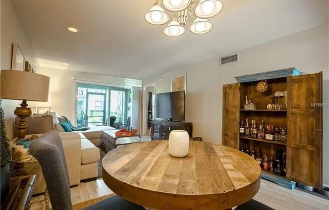 2 Bedroom 1.5 Bath Urban Retreat Near the Heart of Downtown Orlando AVAILABLE JUNE 10TH!!!