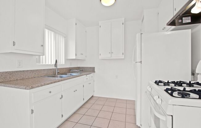1531 Harvard St in Santa Monica - steps to Water Garden and SM Blvd!