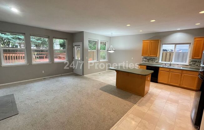 Inviting 3 BD | 2.5 BA Home w/ Massive Backyard and Deck! - Tigard