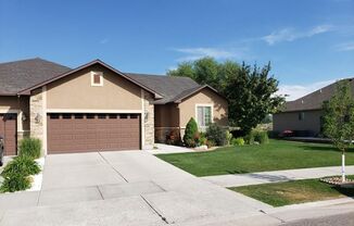 3 bed 2 bath twin home located in Stonebridge subdivision!