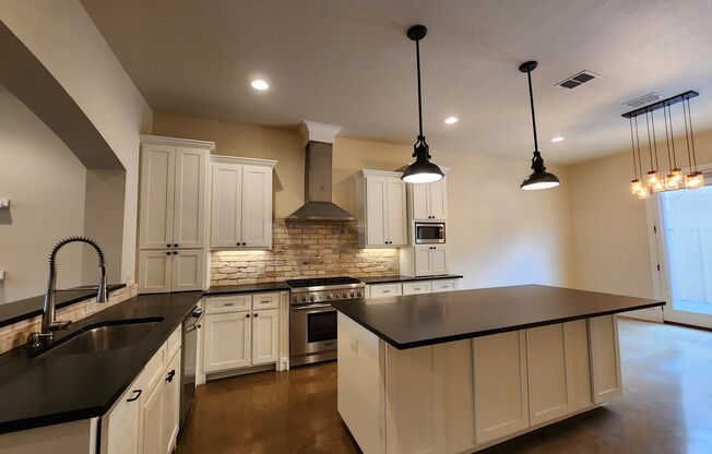 2/2.5/2 Townhome in Town Creek! Fridge, Washer, Dryer Included / Walk to Shopping & Restaurants / NBISD