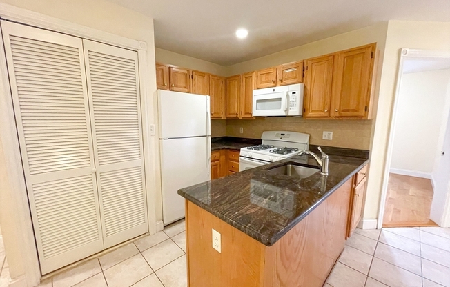 3 beds, 1 bath, 750 sqft, $4,600, Unit 204